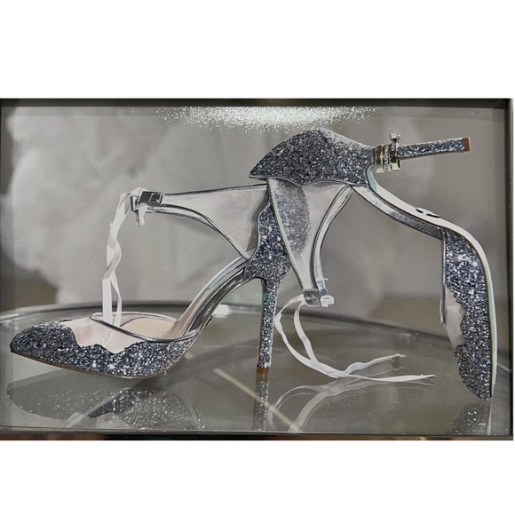 Silver shoes - Picture 1 of 1